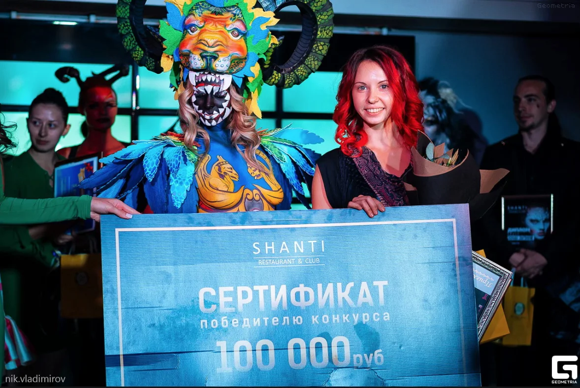 Оксана Позднышева с конкурсной работой и дипломом победителя конкурса боди-арта в Краснодаре, 2016 год